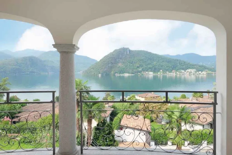 Proponiamo meravigliosa villa con piscina e vista lago