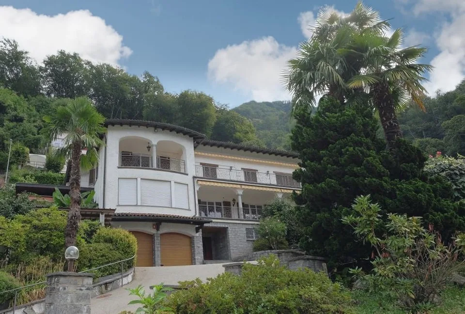 Proponiamo meravigliosa villa con piscina e vista lago