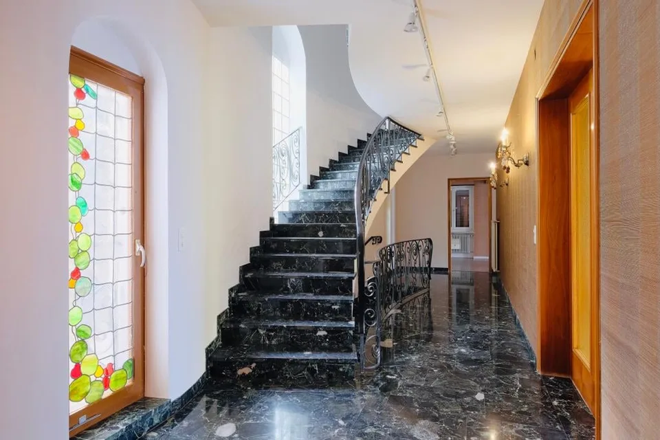Proponiamo meravigliosa villa con piscina e vista lago