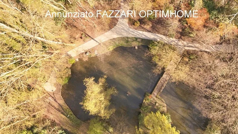 Nel cuore di un dominio chiuso di 1,5 ettari, questo mulino rinnovato offre
