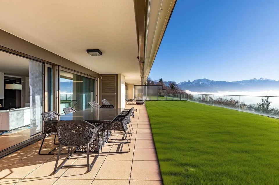 Luxurious 6.5-room apartment with breathtaking views of the lake