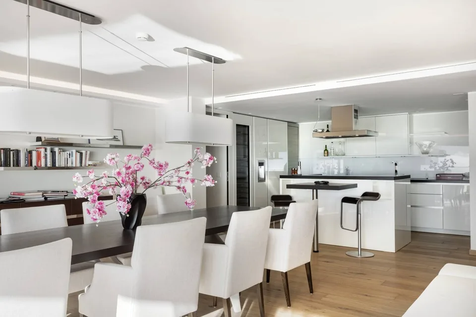 Luxurious 6.5-room apartment with breathtaking views of the lake