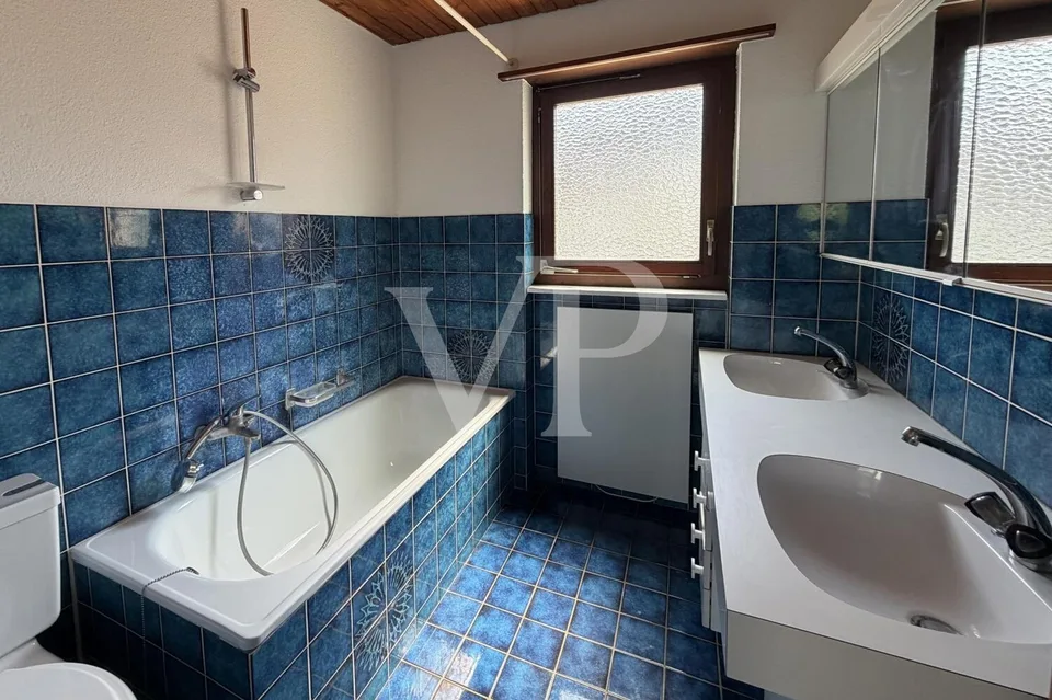 Casa unifamiliare su un bel terreno - situata in centro e in zona tranquilla – foto 10 di 13
