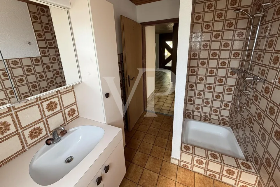 Casa unifamiliare su un bel terreno - situata in centro e in zona tranquilla – foto 8 di 13