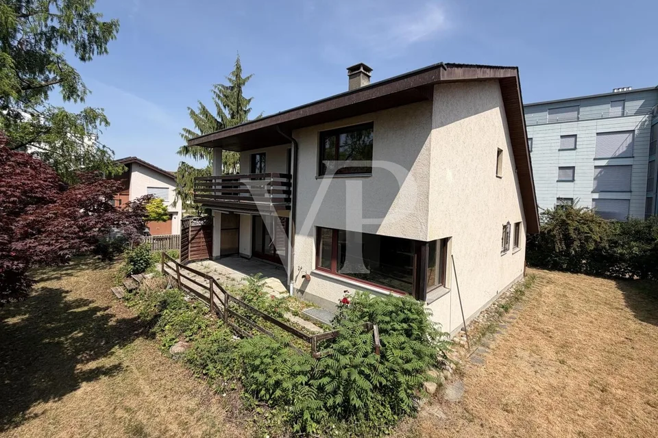Casa unifamiliare su un bel terreno - situata in centro e in zona tranquilla