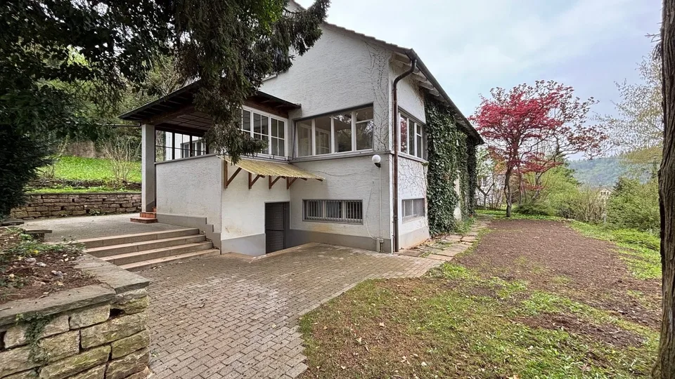 10-Zimmer-Villa mit grossem Garten an sonniger und ruhiger Lage