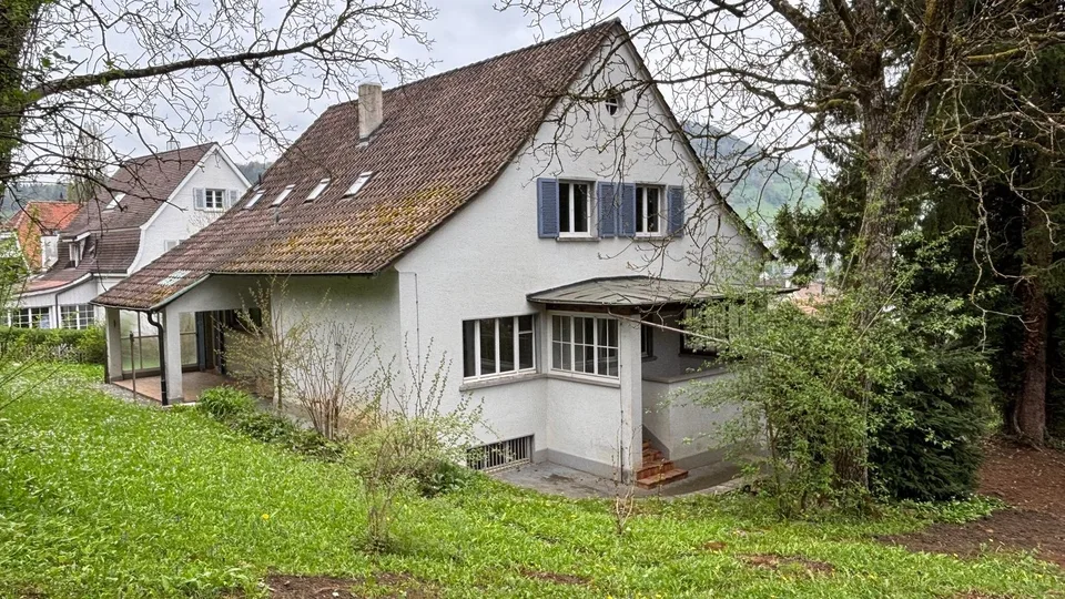 10-Zimmer-Villa mit grossem Garten an sonniger und ruhiger Lage