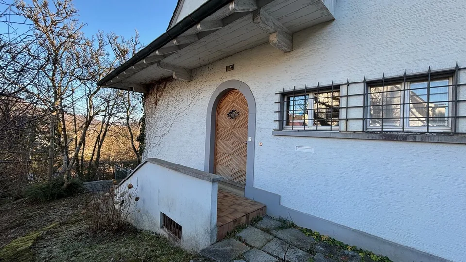 10-Zimmer-Villa mit grossem Garten an sonniger und ruhiger Lage