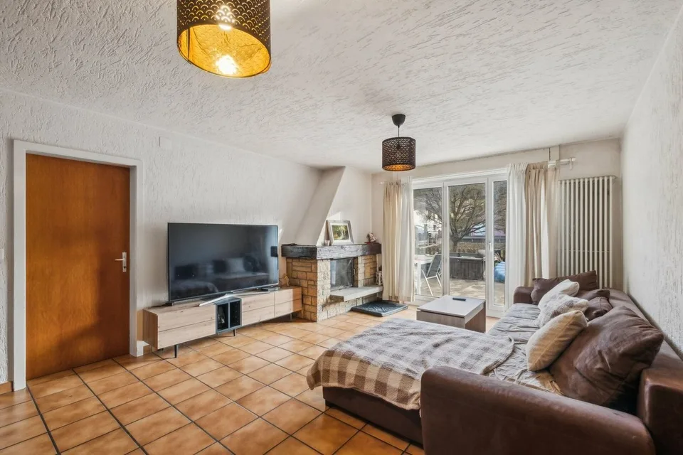 Gebäude mit 2 Wohnungen, 1 Friseursalon, einem Baugrundstück
