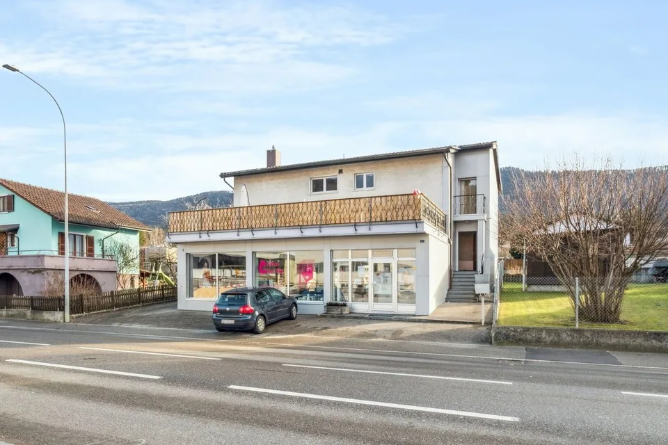 Immeuble avec 2 appartements, 1 salon de coiffure, un terrain à bâtir