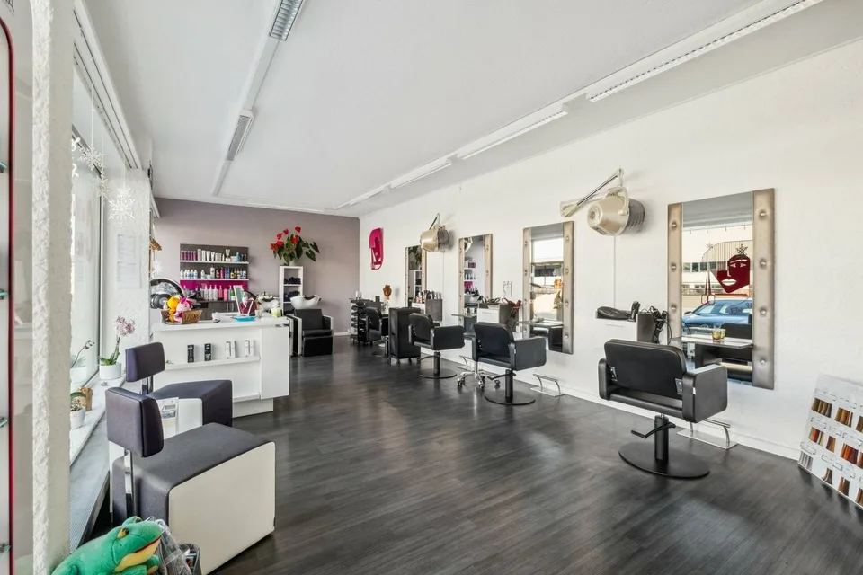 Gebäude mit 2 Wohnungen, 1 Friseursalon, einem Baugrundstück