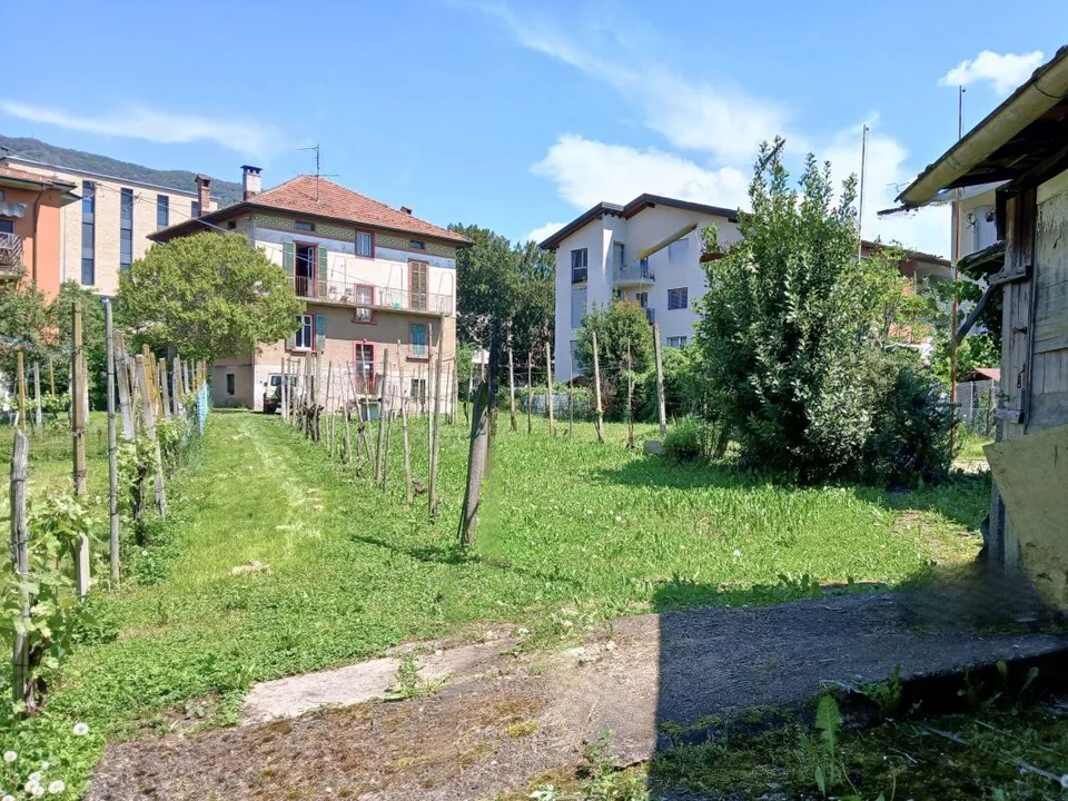Villa d'epoca da rivalutare, con terreno edificabile per ulteriori sviluppi