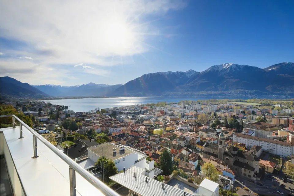 Moderne Zweifamilienhaus mit Sessicht und grosszügigen Terrassen
