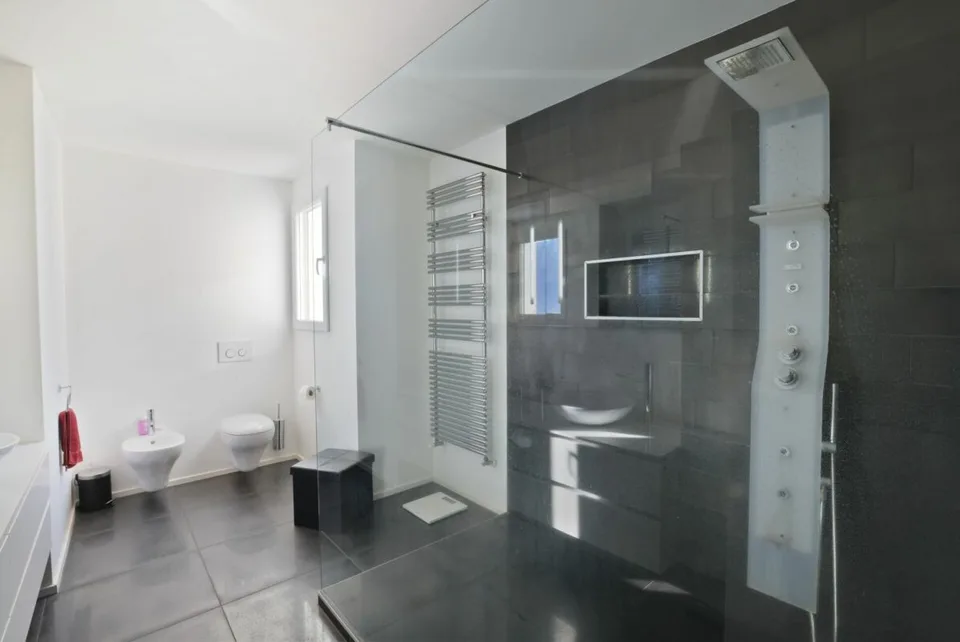 Moderne Zweifamilienhaus mit Sessicht und grosszügigen Terrassen