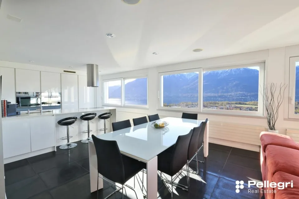 Moderne Zweifamilienhaus mit Sessicht und grosszügigen Terrassen
