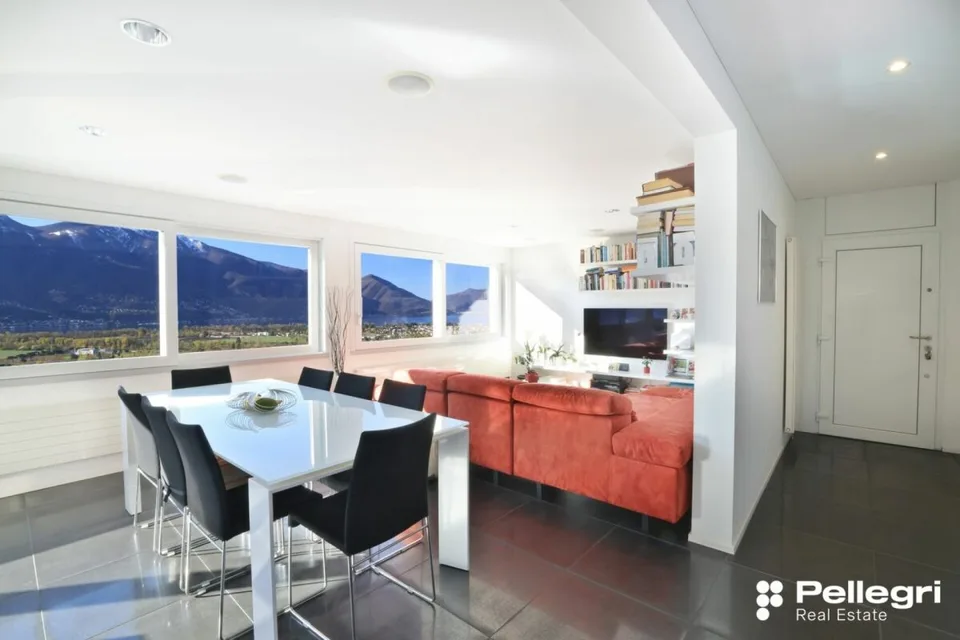 Moderne Zweifamilienhaus mit Sessicht und grosszügigen Terrassen