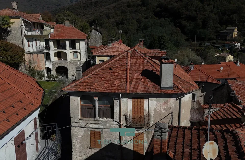 Großes Haus zum Renovieren im historischen Dorf Due Cossani