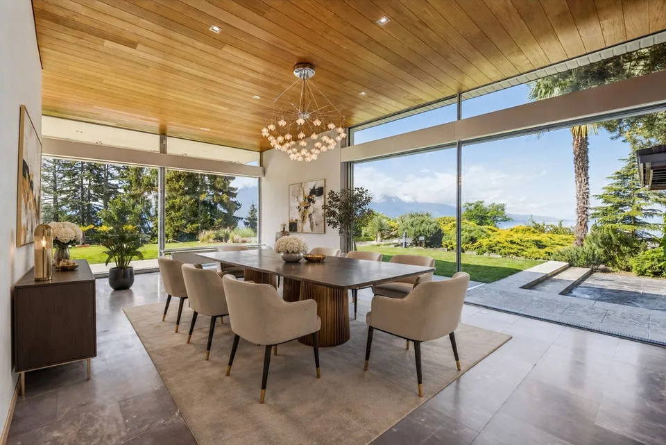 Unique property combining contemporary volumes, nature and spectacular views