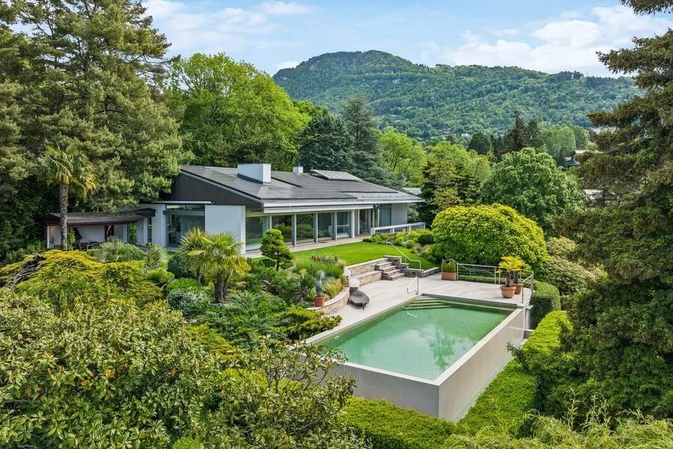Unique property combining contemporary volumes, nature and spectacular views