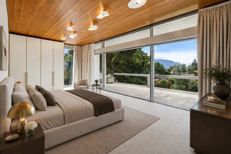 Unique property combining contemporary volumes, nature and spectacular views