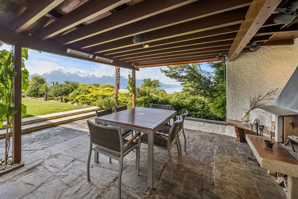 Unique property combining contemporary volumes, nature and spectacular views