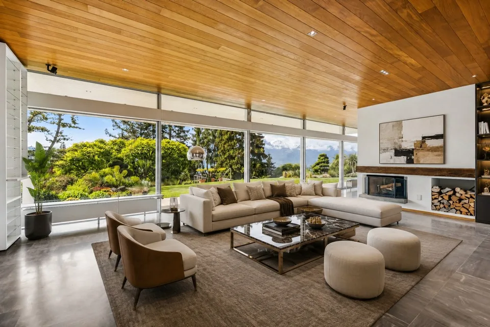 Unique property combining contemporary volumes, nature and spectacular views