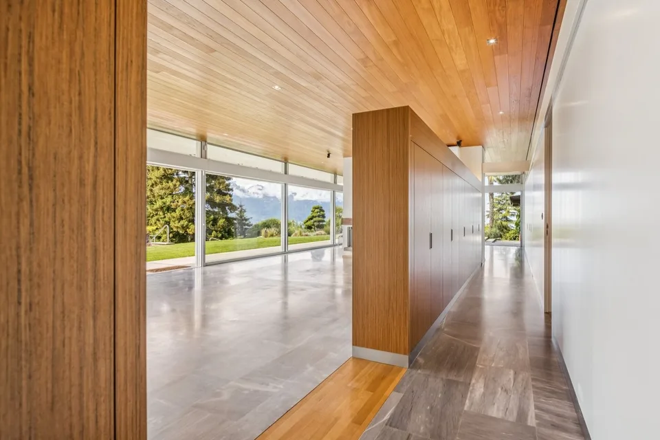 Unique property combining contemporary volumes, nature and spectacular views