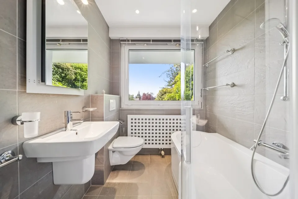 Unique property combining contemporary volumes, nature and spectacular views