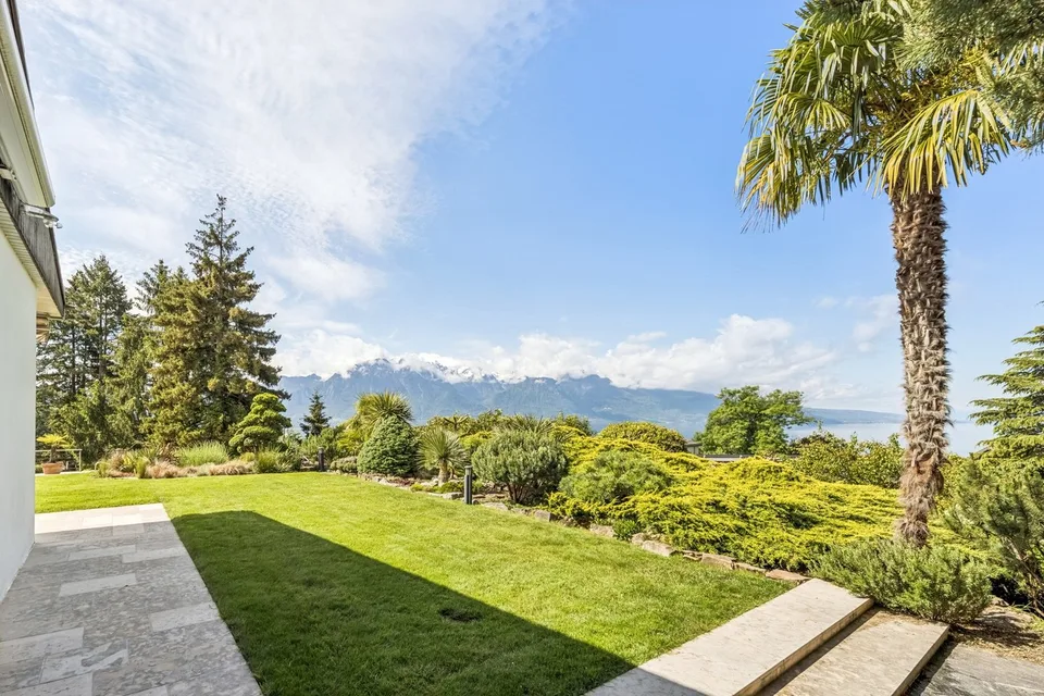 Unique property combining contemporary volumes, nature and spectacular views