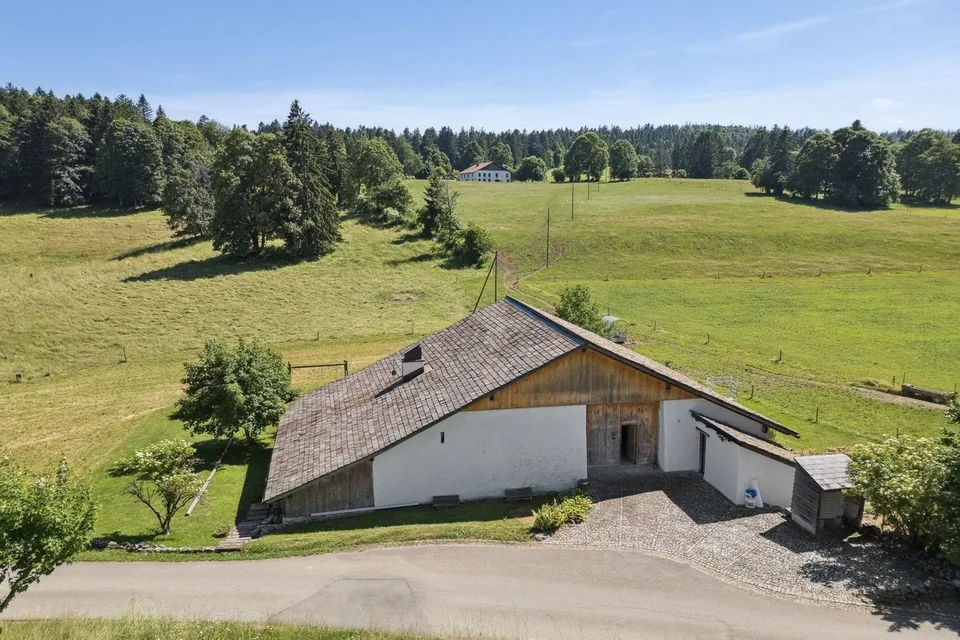 Prächtiges renoviertes Bauernhaus. Eingetreten in die Geschichte der Uhrmacherkunst