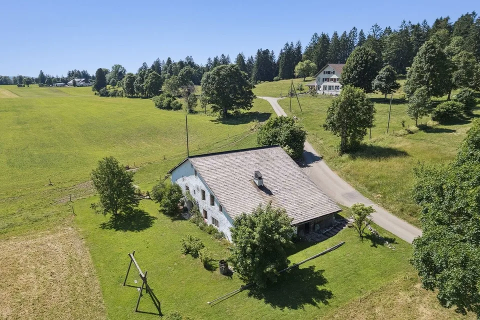 Prächtiges renoviertes Bauernhaus. Eingetreten in die Geschichte der Uhrmacherkunst