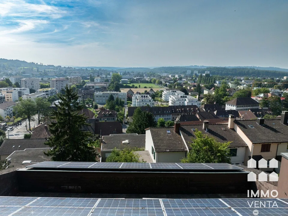 Gestaltungsfreie Haushälfte mit Dachterrasse über Biel