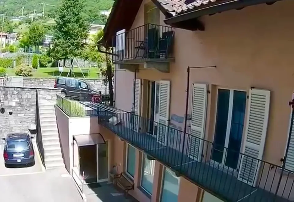 Casa con negozio e due appartamenti - Haus mit zwei Wohnungen und Geschaeft