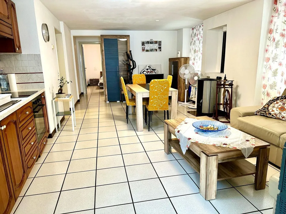 Casa con negozio e due appartamenti - Haus mit zwei Wohnungen und Geschaeft