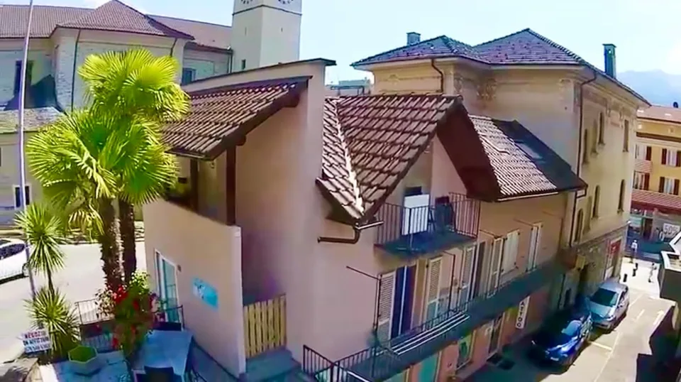 Casa con negozio e due appartamenti - Haus mit zwei Wohnungen und Geschaeft