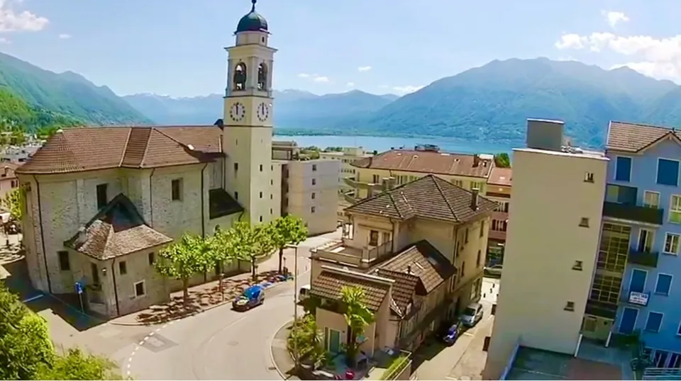 Casa con negozio e due appartamenti - Haus mit zwei Wohnungen und Geschaeft