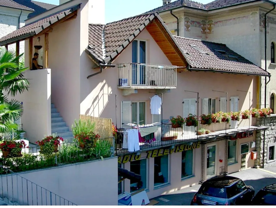 Casa con negozio e due appartamenti - Haus mit zwei Wohnungen und Geschaeft