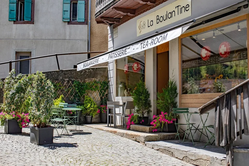 Au coeur du village, comprenant un commerce, laboratoire et appartemen