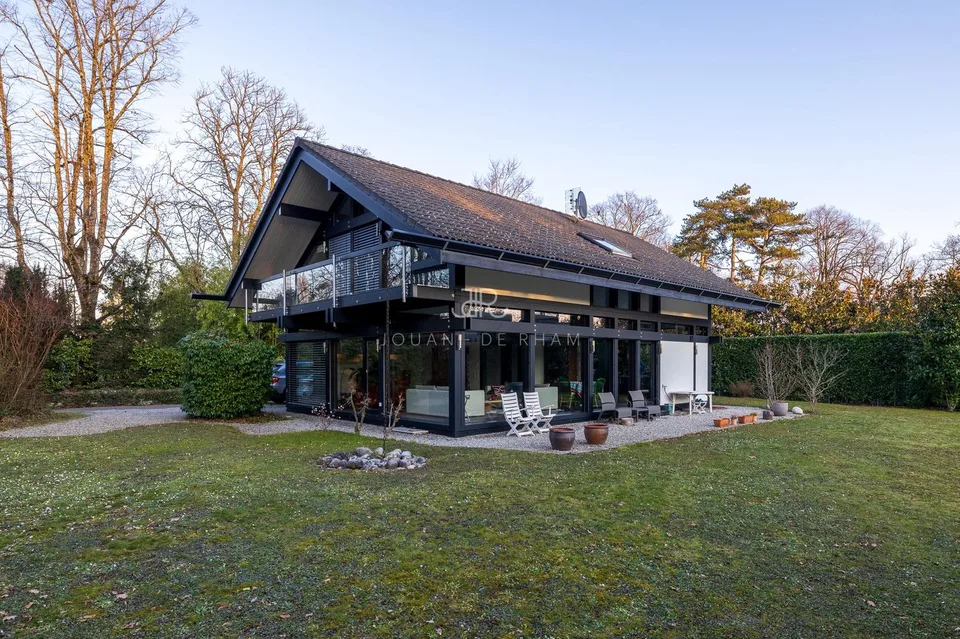 Villa lumineuse et moderne avec jardin arboré, à lisière du Golf de Genève – photo 9 sur 17