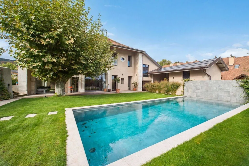 Villa d'Exception aux Volumes Majestueux avec Piscine