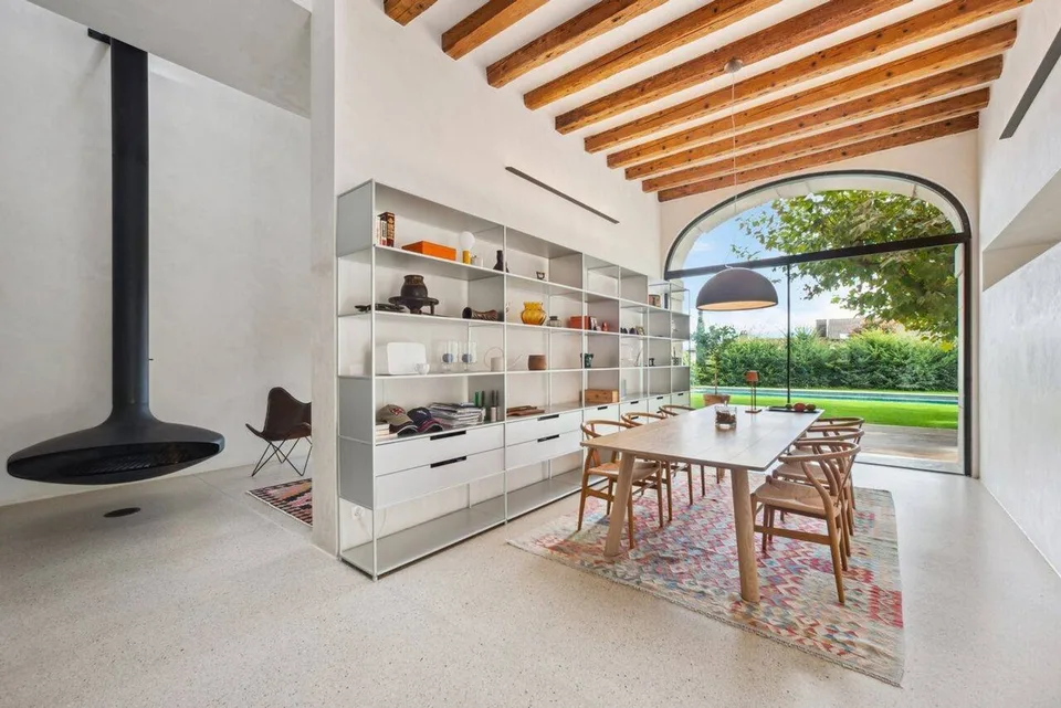 Villa d'Exception aux Volumes Majestueux avec Piscine