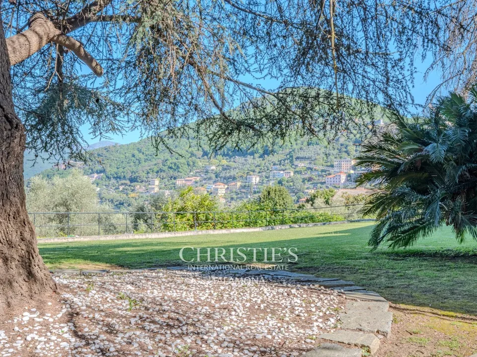 Charmantes villa mit Panoramagarten und Meerblick – Foto 11 von 13