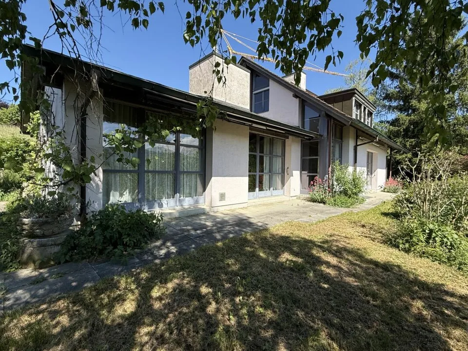 Freistehendes Einfamilienhaus auf grossem Grundstück