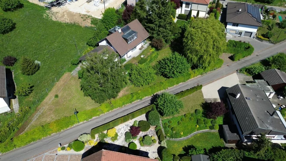Freistehendes Einfamilienhaus auf grossem Grundstück