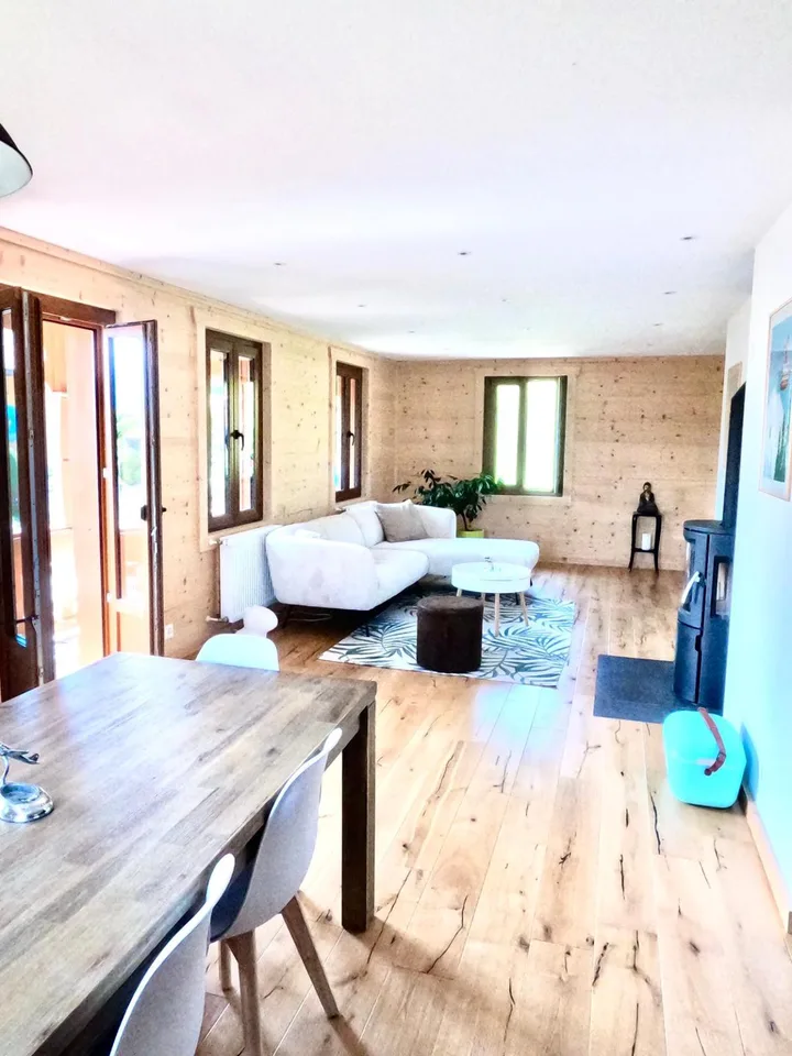 Bella casa indipendente con 2 appartamenti in vendita a Corbeyrier