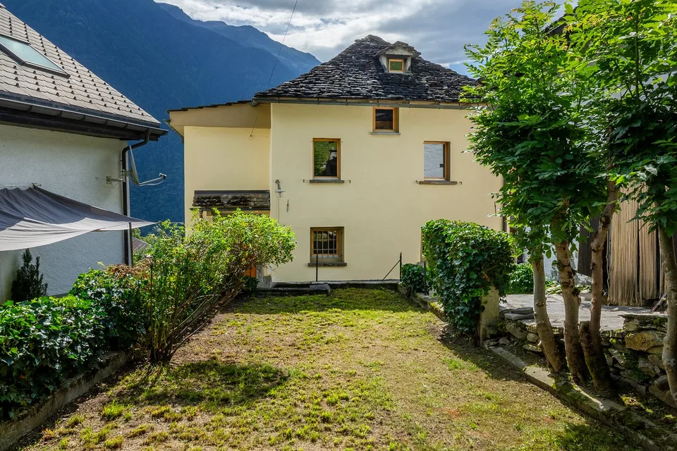 Autentica casa ticinese con finiture di pregio