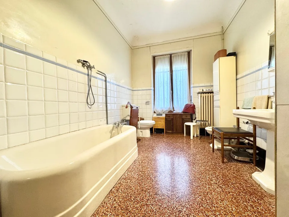 Große Villa mit schönem Garten, in sonniger Süd-Lage – Foto 13 von 24