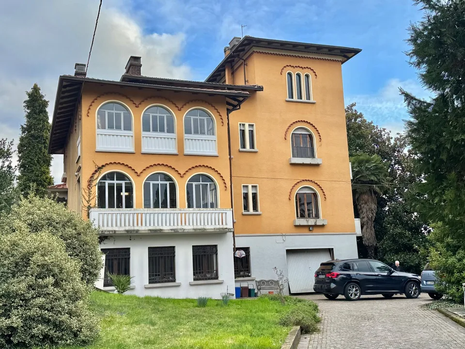 Große Villa mit schönem Garten, in sonniger Süd-Lage