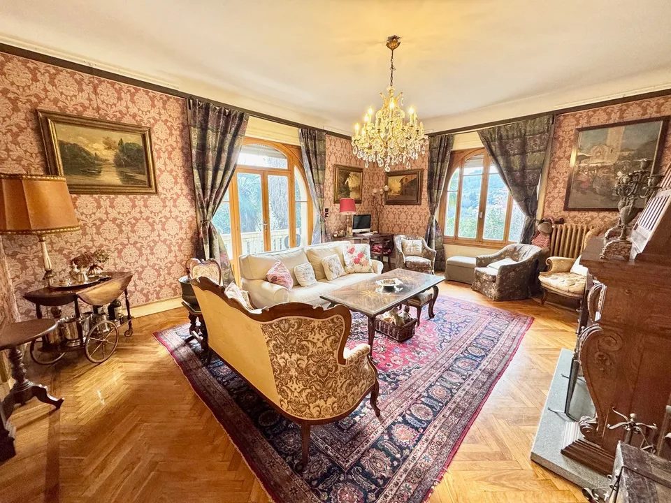 Große Villa mit schönem Garten, in sonniger Süd-Lage