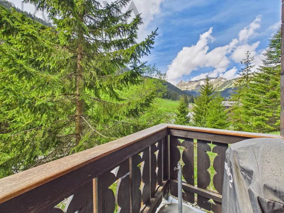 Felicità abitativa alpina - Chalet con oasi di benessere e vista montagna